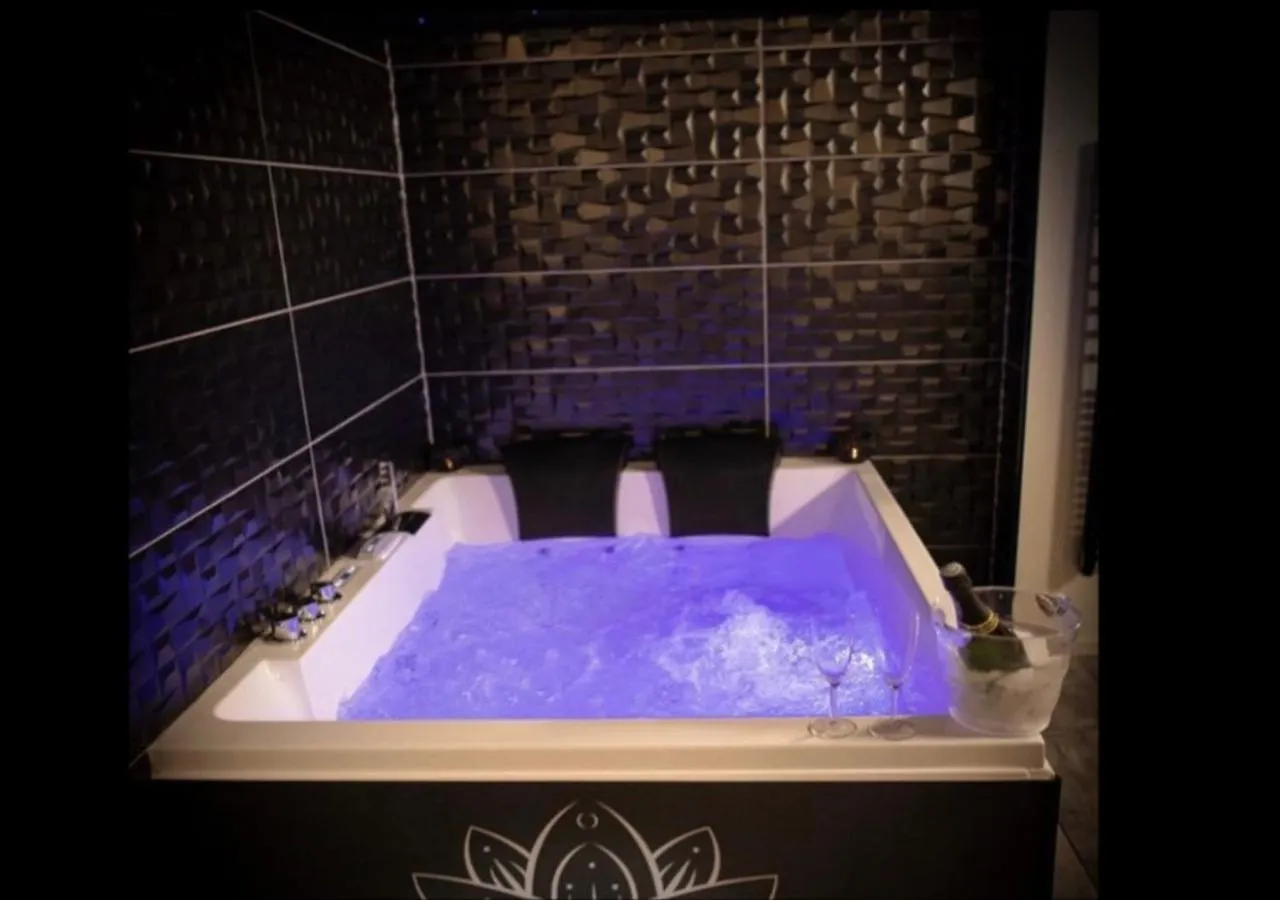 L'Evea Suite Romantique Spa & Sauna Roquecor 0*,  Frankreich